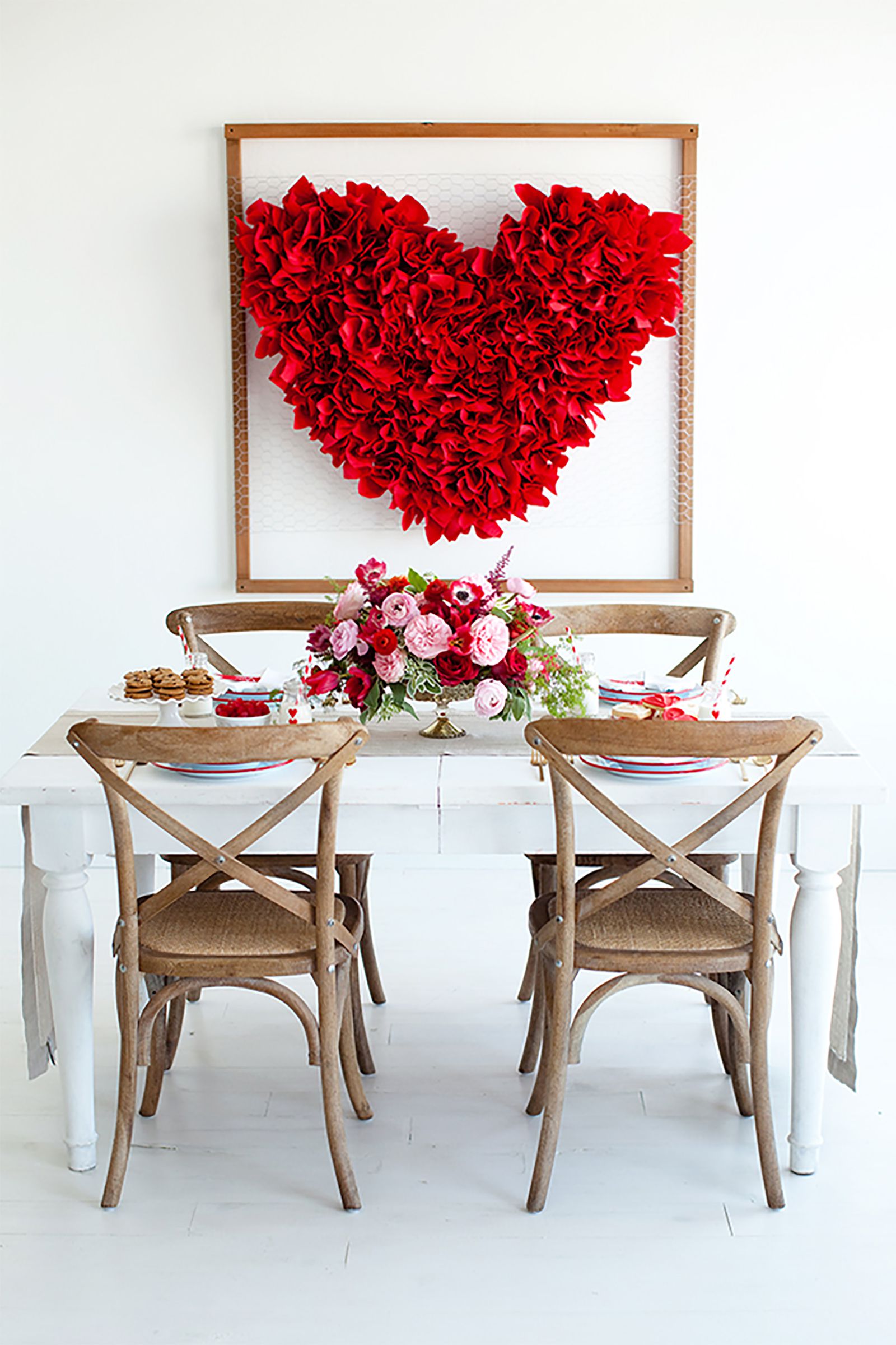 Plan the Perfect Valentine's Day Dinner W/ These Fancy Table Settings